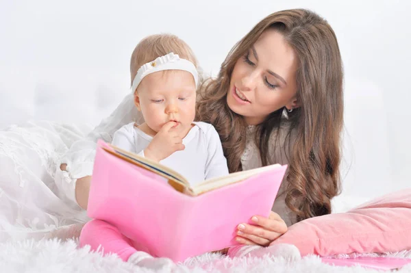 Ung mor med dotter läsebok — Stockfoto