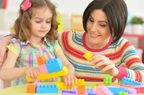 Joven madre jugando con su pequeña hija — Foto de Stock