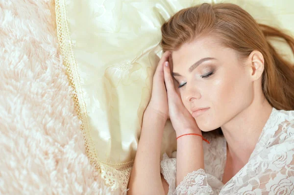 Mooie jonge vrouw slapen — Stockfoto