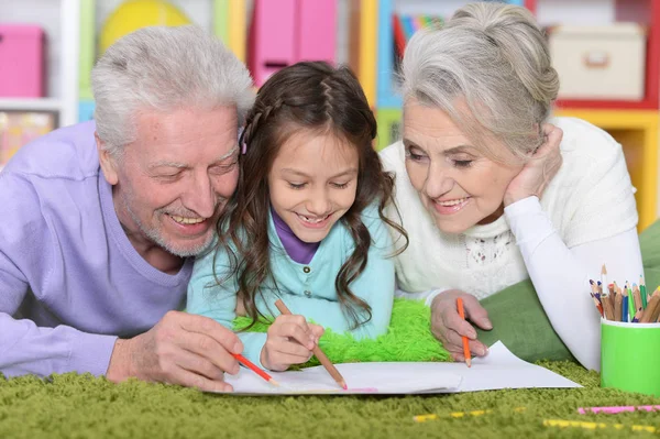 Girl with grandparents drawing picture — Stock Photo, Image