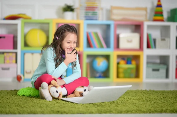 Nettes kleines Mädchen mit Laptop — Stockfoto