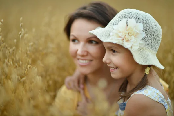 Moeder met dochter op tarweveld — Stockfoto