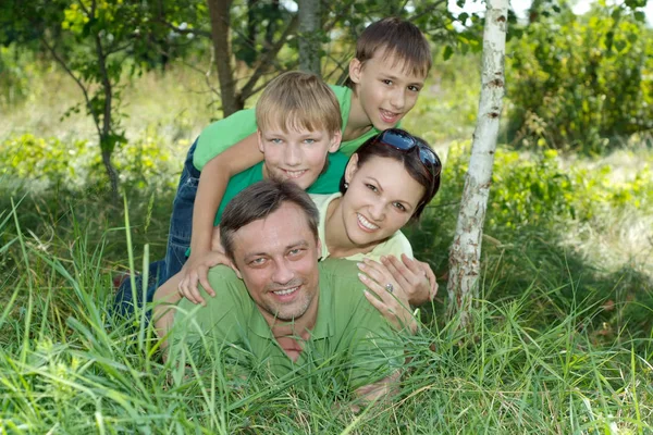 Família se divertindo ao ar livre — Fotografia de Stock