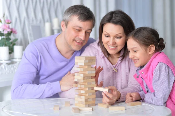 Família feliz sentado jogando — Fotografia de Stock