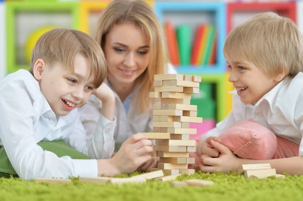 Jonge moeder en twee zonen spelen — Stockfoto