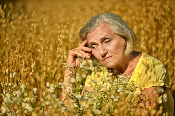 Porträt einer traurigen Seniorin — Stockfoto