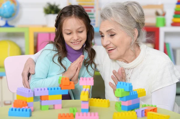 Mormor leker med barnbarn — Stockfoto