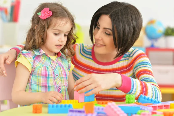 Junge Mutter spielt mit kleiner Tochter — Stockfoto