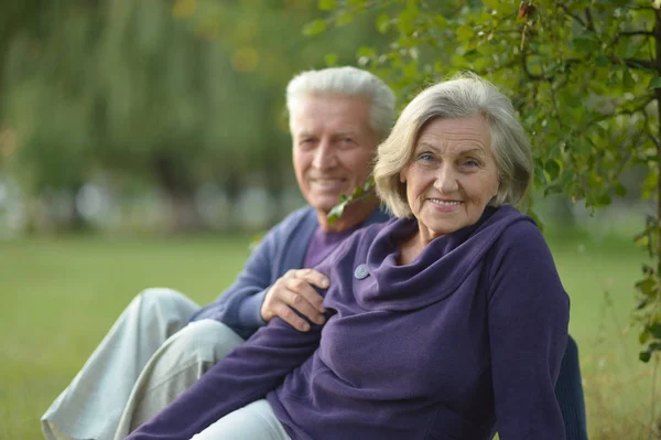Seniorenpaar rastet im Freien aus — Stockfoto