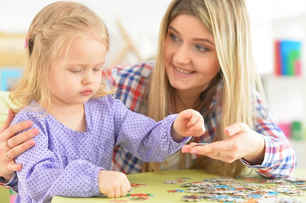 Matka z córką, zbieraniu puzzle — Zdjęcie stockowe