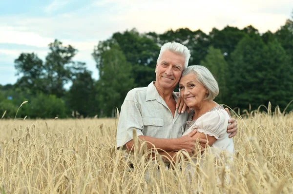 Пожилая пара на поле пшеницы — стоковое фото