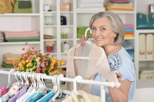 Senior vrouw in winkel — Stockfoto