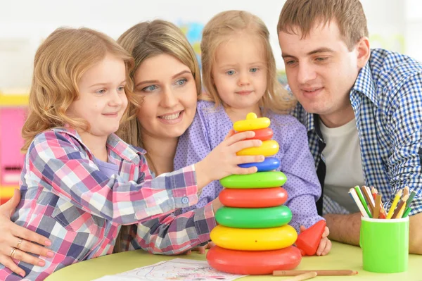 Vriendelijke en gelukkige familie — Stockfoto