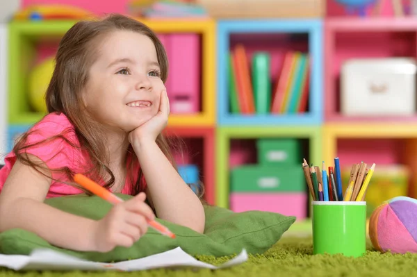 Bambina in disegno camicia rosa — Foto Stock