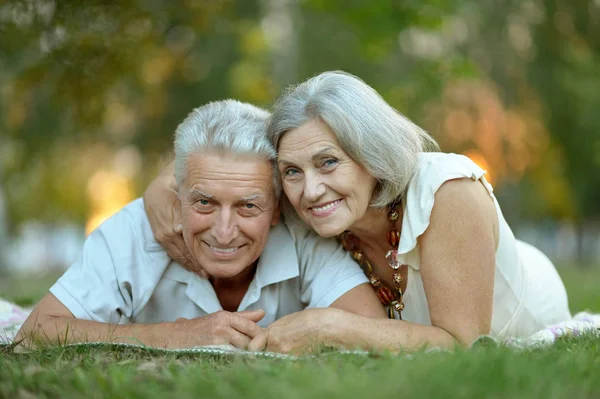 Äldre par vilar utomhus — Stockfoto