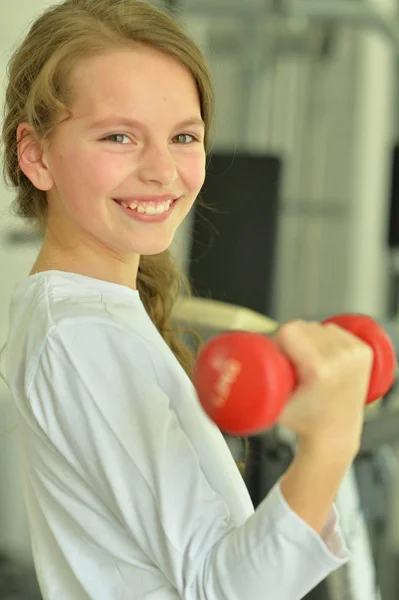 Petite fille faire des exercices — Photo