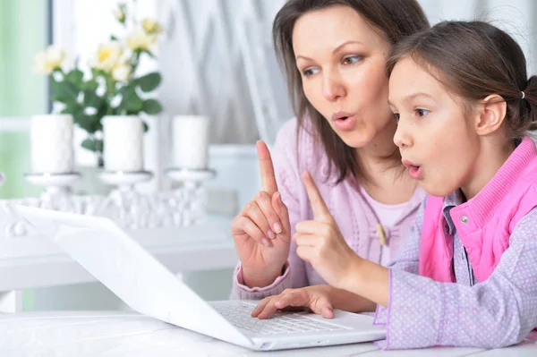 Mãe com filha usando laptop — Fotografia de Stock