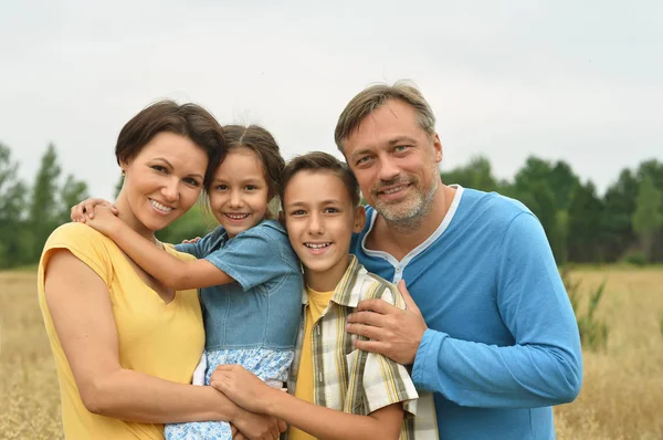 Grande família descansando — Fotografia de Stock