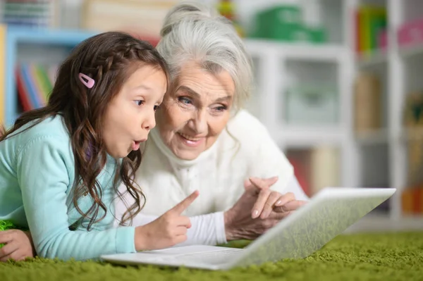 Mormor leker med dotter — Stockfoto