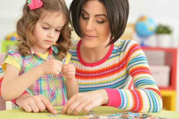 Ung mamma leker med lilla dotter — Stockfoto