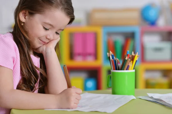 Malá holčička v růžové košili kreslení — Stock fotografie