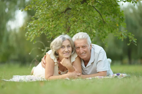 Senior couple resting outdoors — Stock Photo, Image