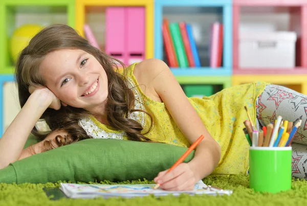 Mädchen malen mit Bleistift im Zimmer — Stockfoto