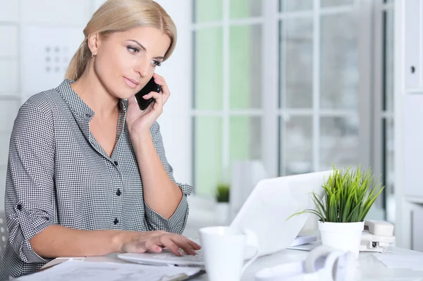 Vrouw werkt met laptop — Stockfoto