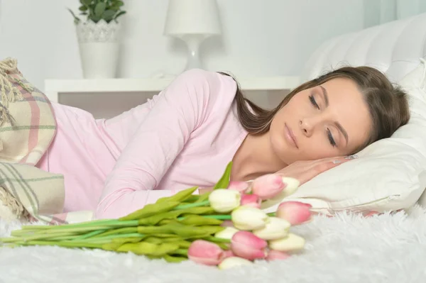 Giovane donna con bouquet — Foto Stock