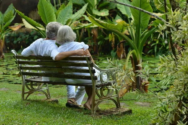 Пожилая пара отдыхает на открытом воздухе — стоковое фото