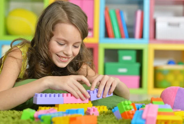 Mädchen mit bunten Plastikklötzen — Stockfoto