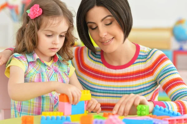 Ung mamma leker med lilla dotter — Stockfoto