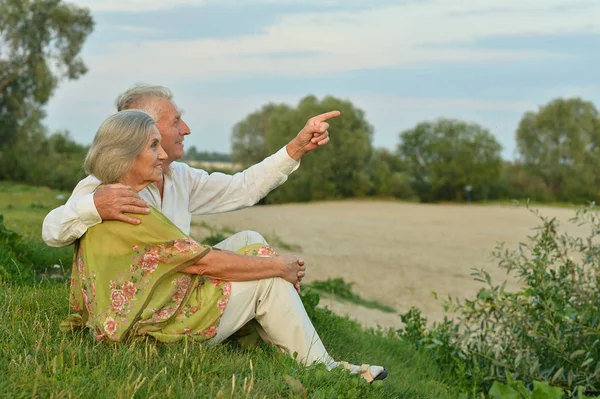 Šťastný starší pár venku — Stock fotografie
