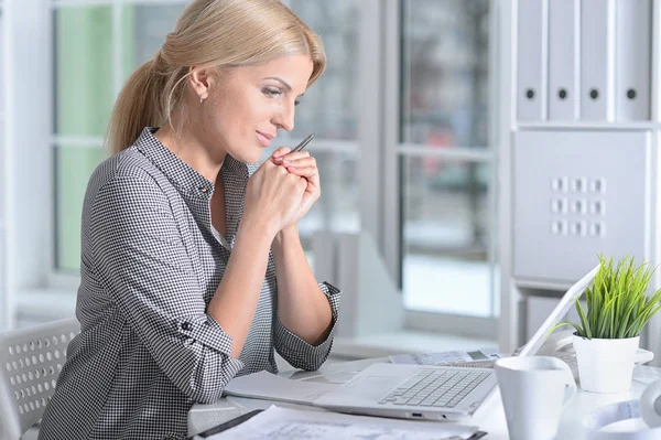 Vrouw werkt met laptop — Stockfoto