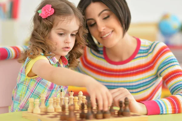 Junge Mutter spielt mit kleiner Tochter — Stockfoto