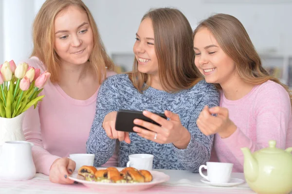 Group of teenage girls with smartphone — Stock Photo, Image
