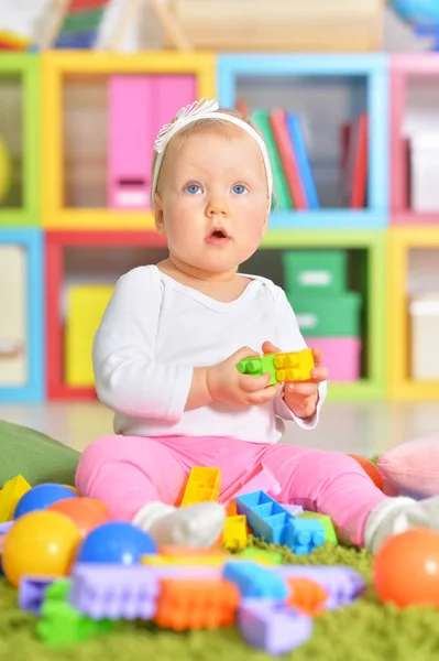 Klein kind spelen met kleurrijk speelgoed — Stockfoto