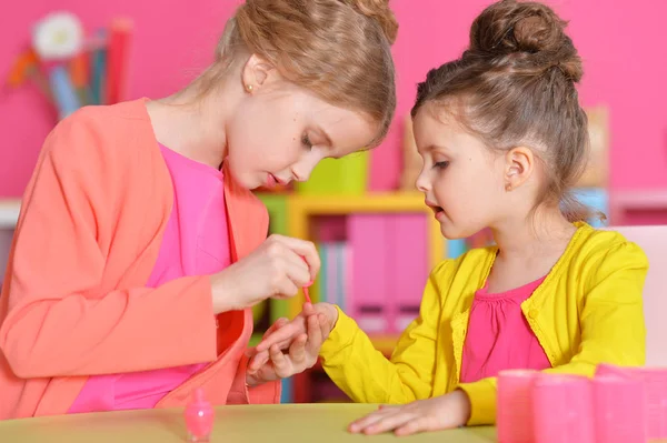 Bambine che fanno manicure — Foto Stock