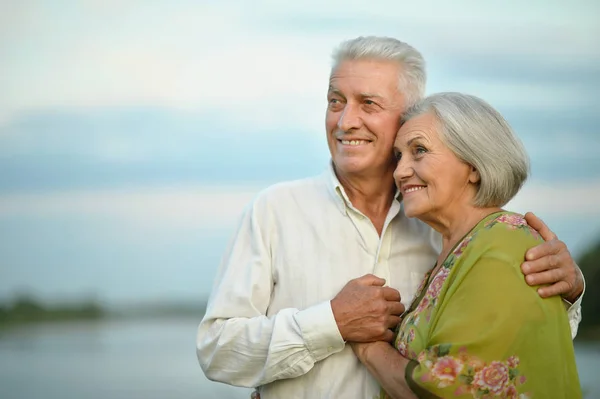 Feliz pareja de ancianos al aire libre —  Fotos de Stock