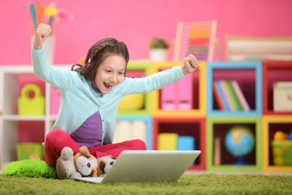 Menina bonito com laptop — Fotografia de Stock