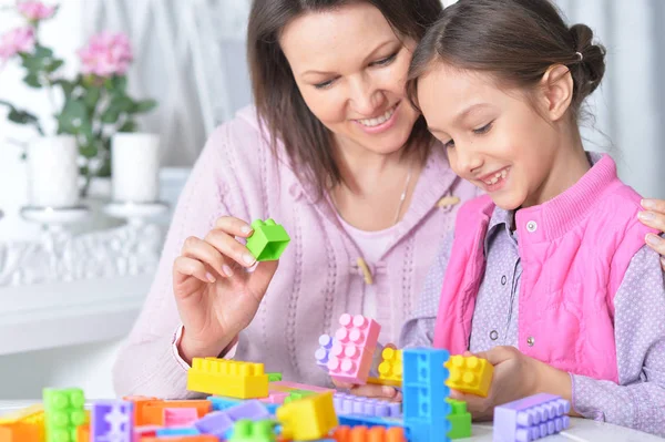 Mor leker med dotter — Stockfoto