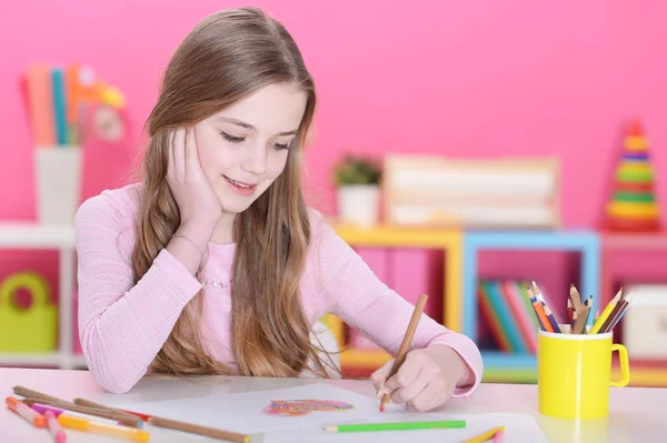 Bambina sdraiata sul tappeto verde — Foto Stock