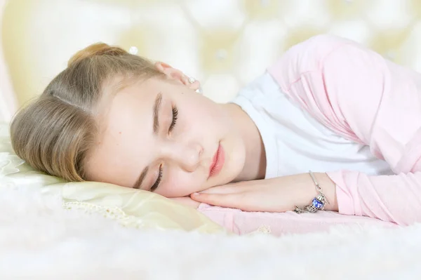 Linda niña durmiendo — Foto de Stock