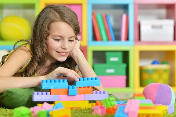 Ragazza con blocchi di plastica colorati — Foto Stock