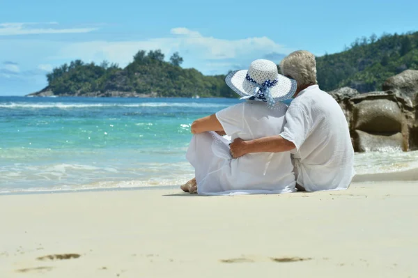 Casal sênior na praia — Fotografia de Stock