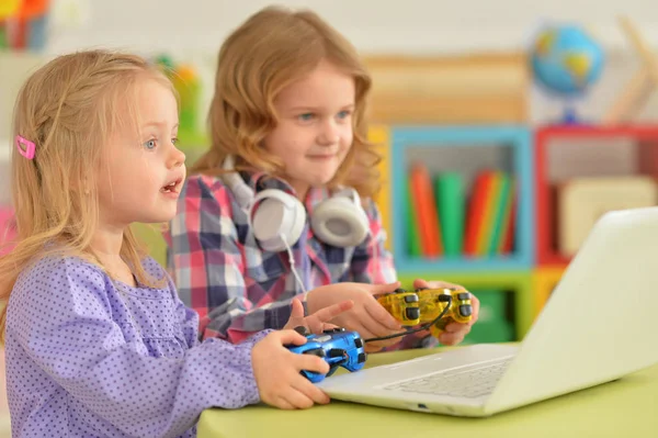 Zusjes spelen van computerspel — Stockfoto