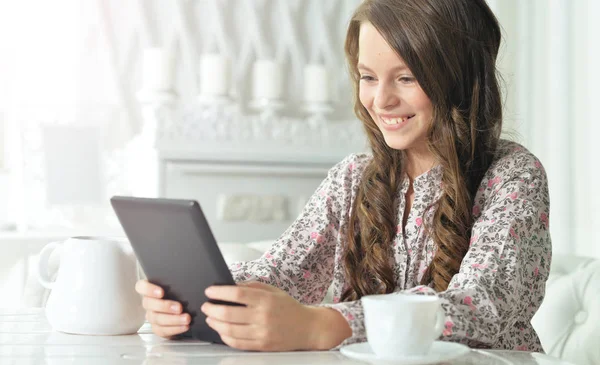 Meisje met behulp van Tablet PC — Stockfoto