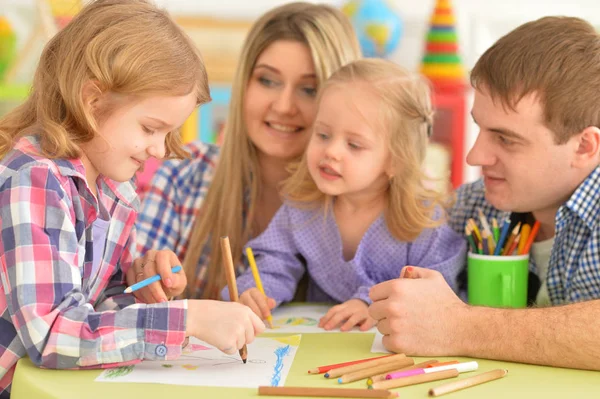 Family drawing pictures together — Stock Photo, Image
