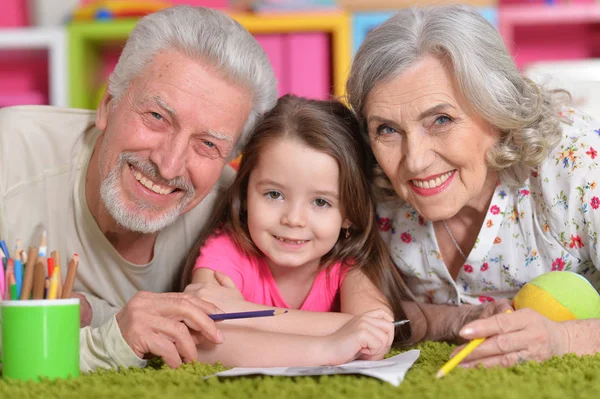 Großeltern spielen mit Enkelin — Stockfoto