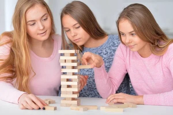 Meisjes spelen met houten blokken — Stockfoto